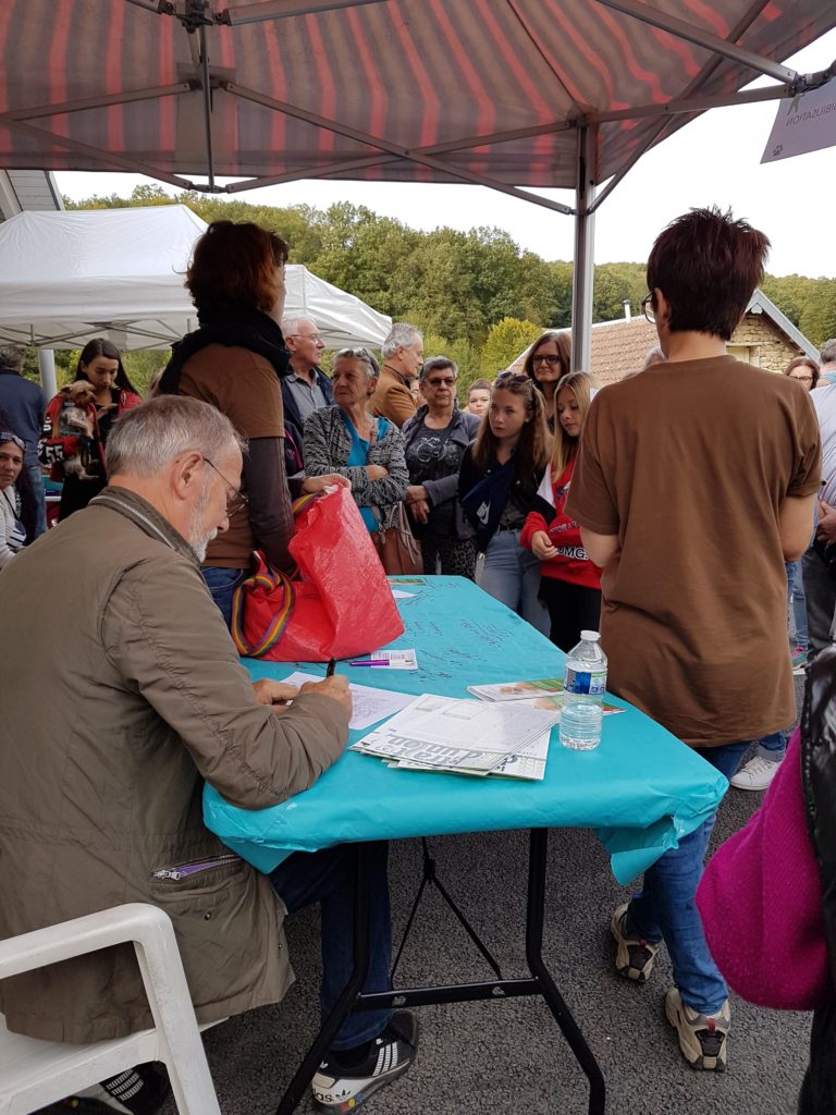 monde autour d'une table lors de portes ouvertes